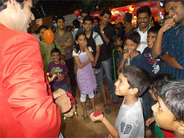 street magician in Cochin